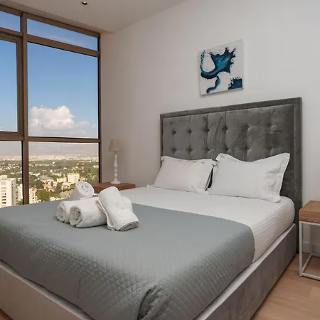 Center 2br Flat, 26th Floor View, Pool & Gym Nicosia