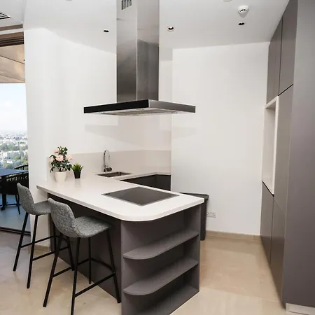 Center 2br Flat, 26th Floor View, Pool & Gym Apartment *